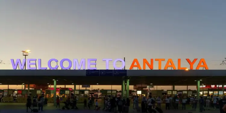 Titel: Die versteckten Kosten: Warum deutsche Urlauber in Antalya jedes Jahr zu viel für Transfers bezahlen